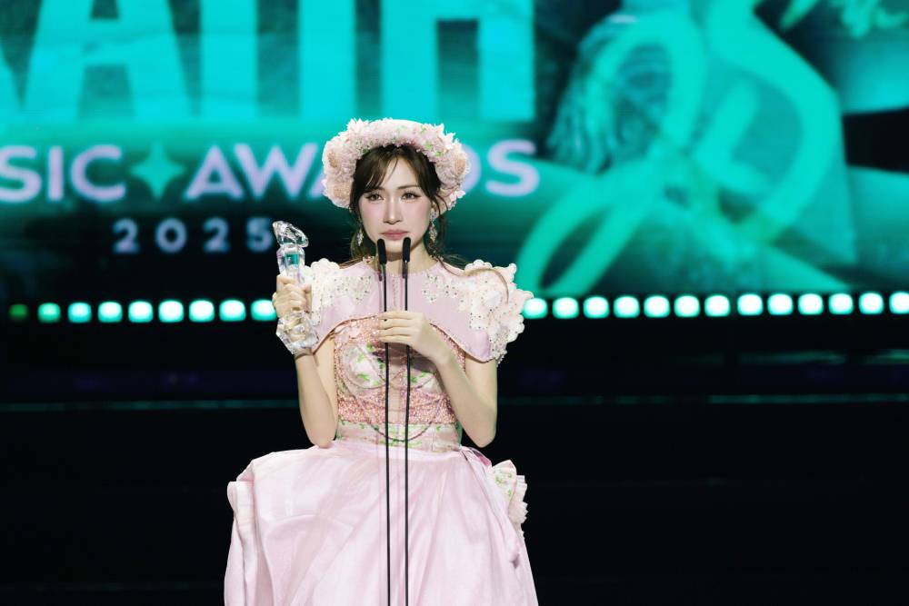 Hoà Minzy, Nguyễn Hùng giành chiến thắng áp đảo tại Làn sóng xanh 2025 - Ảnh 4. Hoà Minzy, Nguyễn Hùng giành chiến thắng áp đảo tại Làn sóng xanh 2025 - Ảnh 4.