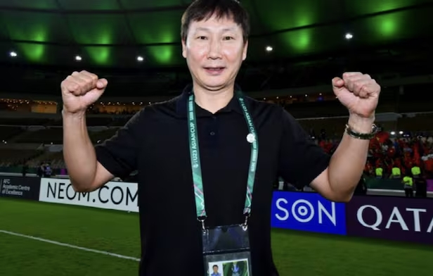 Khác biệt giữa ông Kim Sang Sik và các HLV Hàn Quốc tại Đông Nam Á - Ảnh 2. Khác biệt giữa ông Kim Sang Sik và các HLV Hàn Quốc tại Đông Nam Á - Ảnh 2.