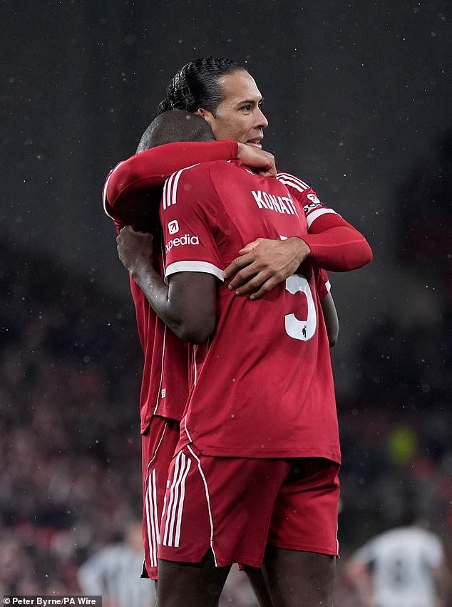 Ibrahima Konate bật khóc sau khi ghi bàn trong lần đầu ra sân cho Liverpool sau biến cố gia đình - Ảnh 1.