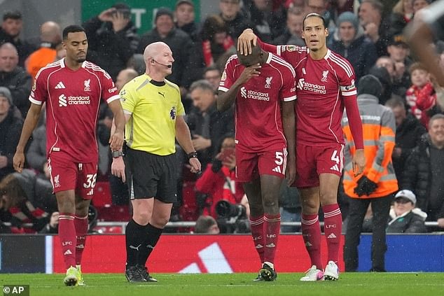 Ibrahima Konate bật khóc sau khi ghi bàn trong lần đầu ra sân cho Liverpool sau biến cố gia đình - Ảnh 2.