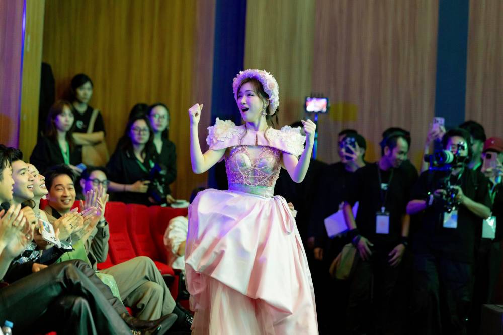 Hoà Minzy, Nguyễn Hùng giành chiến thắng áp đảo tại Làn sóng xanh 2025 - Ảnh 1. Hoà Minzy, Nguyễn Hùng giành chiến thắng áp đảo tại Làn sóng xanh 2025 - Ảnh 1.