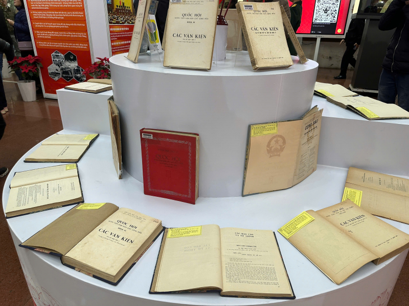 Hơn 800 tư liệu trưng bày tại triển lãm "Quốc hội Việt Nam - Hành trình 80 năm xây dựng và phát triển" - Ảnh 4.