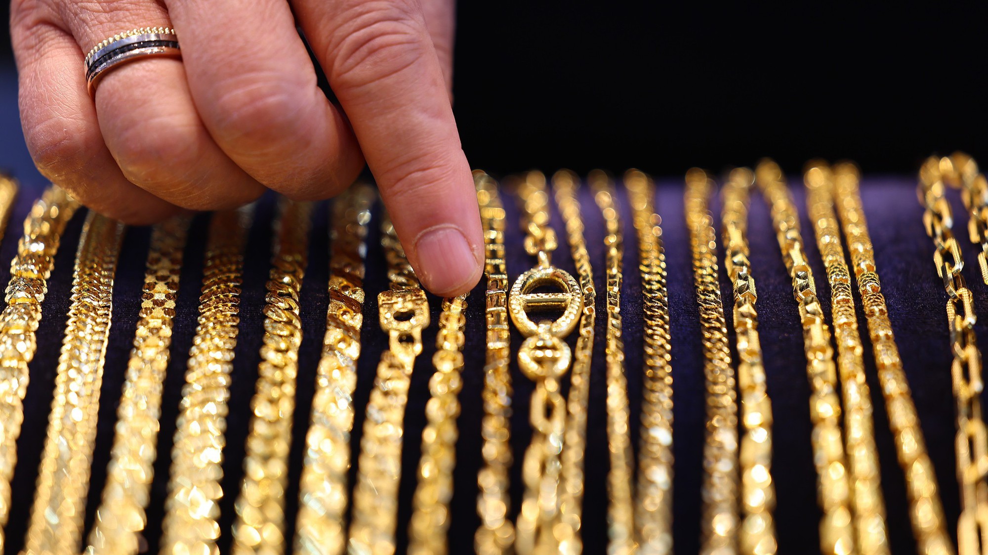 Giá vàng châu Á tăng mạnh sau biến động tại Venezuela