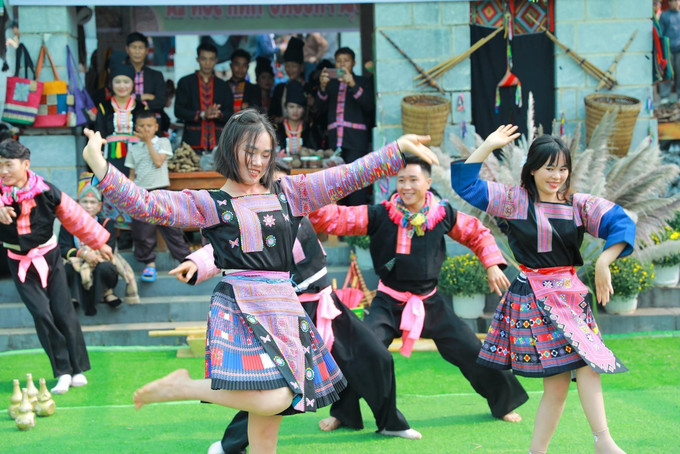 Vui “Tết bản làng” cùng đồng bào tại Làng Văn hóa - Du lịch các dân tộc Việt Nam - Ảnh 2.