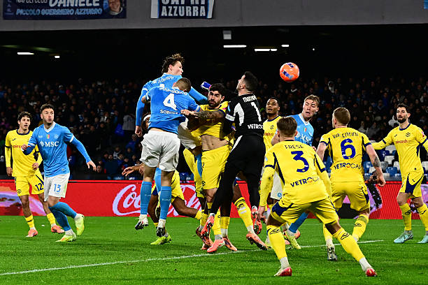 Napoli bị đội khách Verona áo vàng) cầm hòa 2-2 ở vòng 19 Serie A