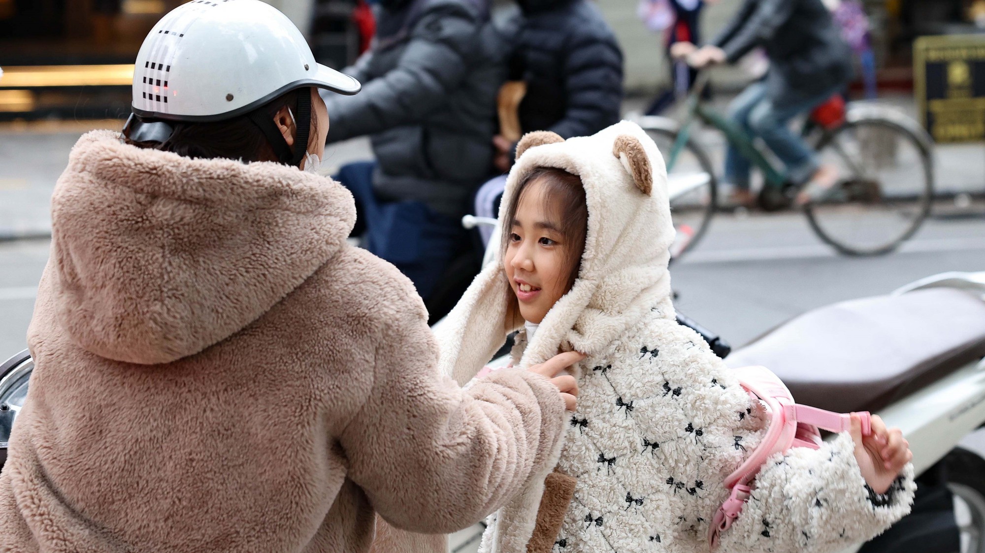 Người dân Hà Nội ứng phó với đợt rét nhất từ đầu mùa