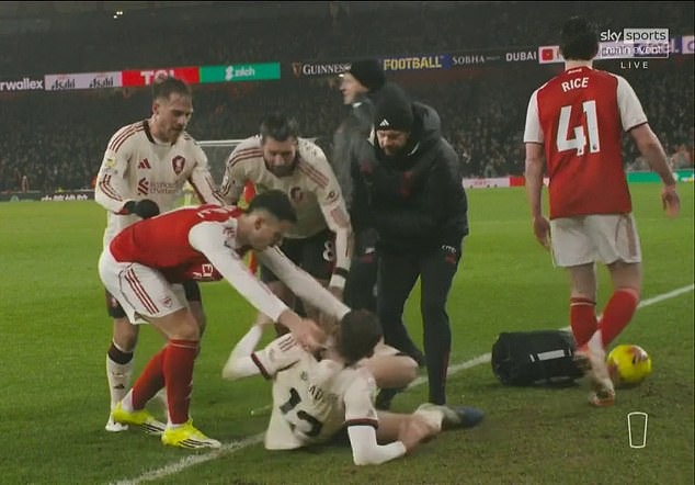 Sao Arsenal có hành vi 'đáng xấu hổ' trong trận hòa thất vọng với Liverpool - Ảnh 1. Sao Arsenal có hành vi 'đáng xấu hổ' trong trận hòa thất vọng với Liverpool - Ảnh 1.