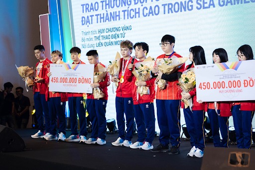 Garena Việt Nam trao tặng hơn 1 tỷ đồng cho đội Thể thao điện tử dự SEA Games 2025 - Ảnh 4.