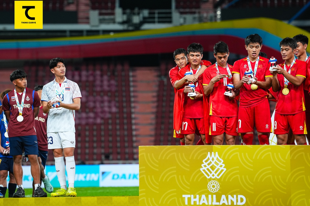 Madam Pang nói sự thật về chung kết với U22 Việt Nam, xin lỗi khi bóng đá Thái Lan thất bại ở SEA Games 33 - Ảnh 2. Madam Pang nói sự thật về chung kết với U22 Việt Nam, xin lỗi khi bóng đá Thái Lan thất bại ở SEA Games 33 - Ảnh 2.