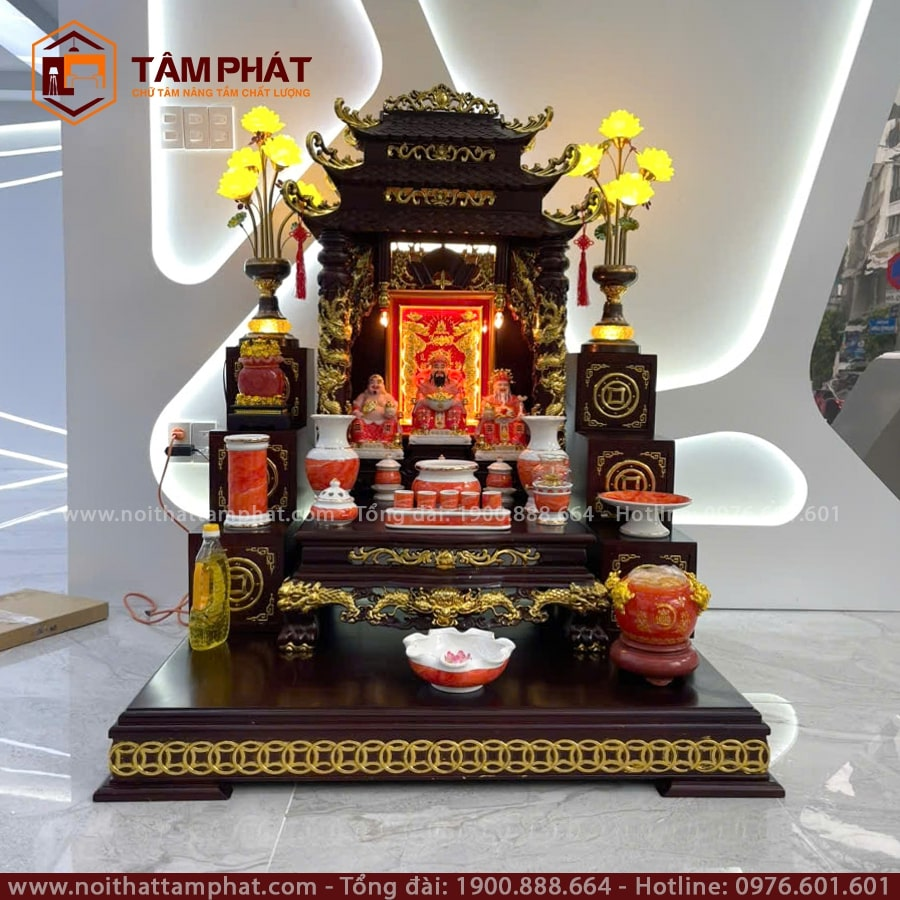 Top 5 mẫu bàn thờ Ông Địa Thần Tài và cách bày trí - Ảnh 2.