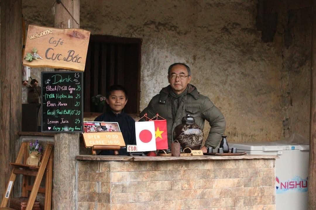 Ông Yasushi Ogura (bên phải), người đã có hơn 100 lần đến Việt Nam chỉ để nghiên cứu văn hóa các cộng đồng dân tộc thiểu số vùng cao, đặc biệt là ở cao nguyên đá Hà Giang (nay là Tuyên Quang). Ảnh: NVCC
