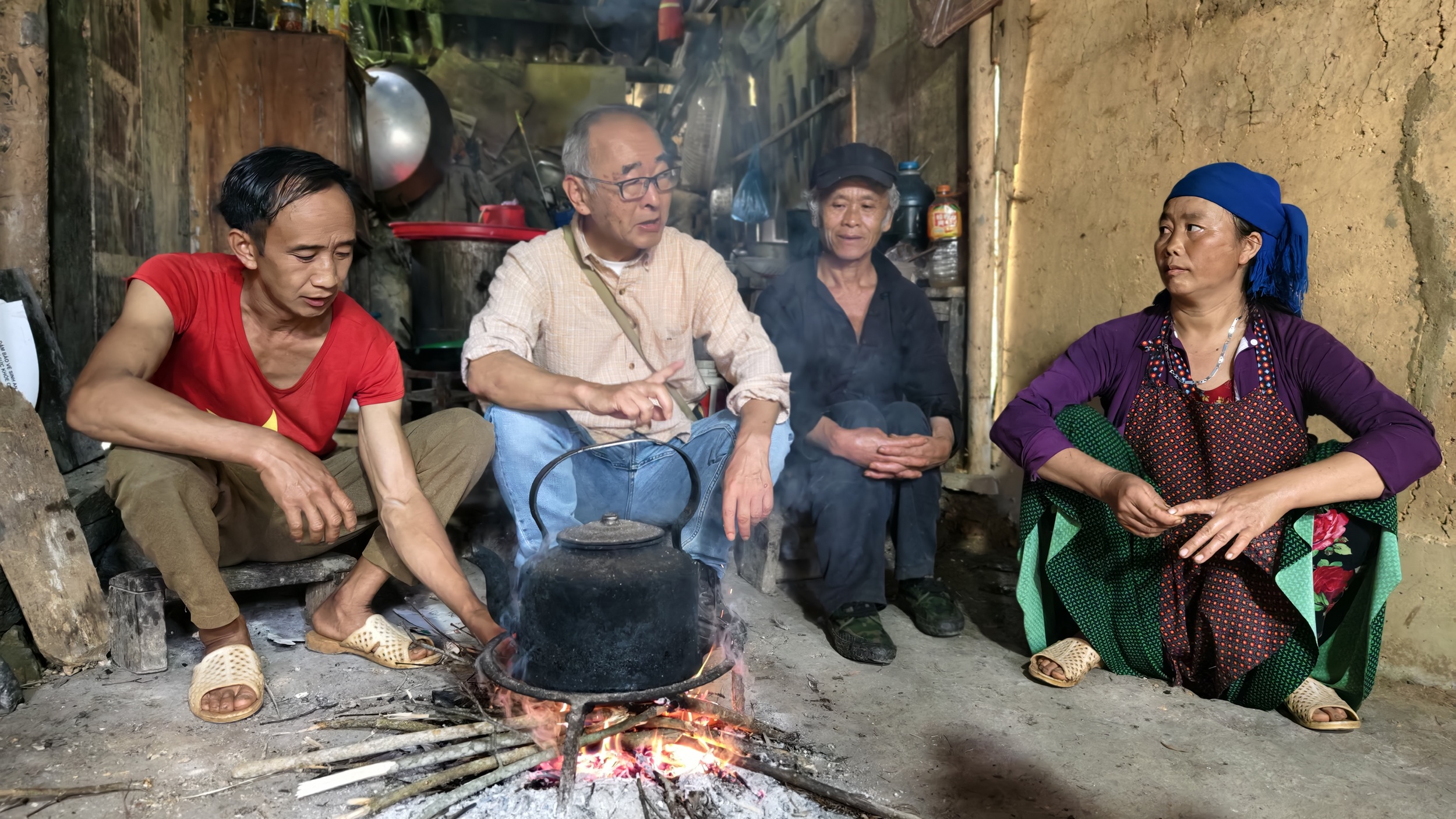 Ông Yasushi Ogura (giữa) trò chuyện với chủ nhà bằng tiếng Việt ngay bên bếp lửa về dự án mà ông đang ấp ủ để bà con hiểu. Ảnh: Huy Thông