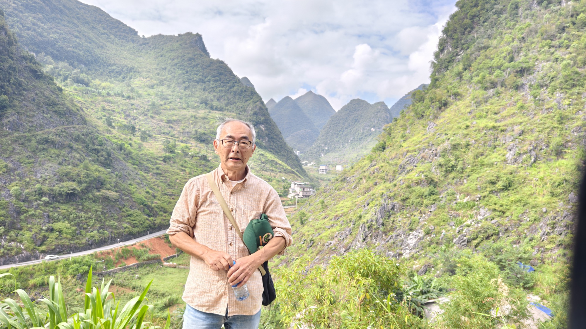 Ông Yasushi Ogura trên đường vào Giàng Xì Tủng. Ảnh: Huy Thông