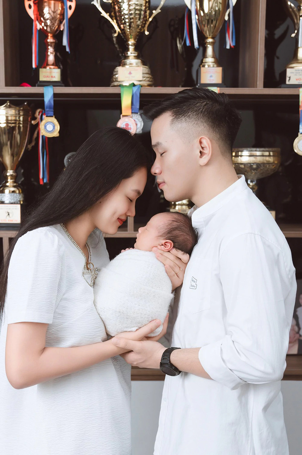 Hôm 24/9/2026, cựu tuyển thủ bóng chuyền nữ Việt Nam Thu Hoài chia sẻ trên trang cá nhân hình ảnh cô chính thức làm mẹ. Thu Hoài sinh con trai nặng 3,6kg.