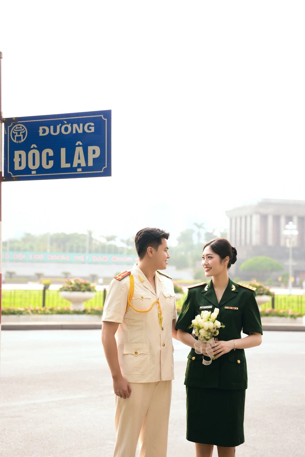 Trần Việt Hương sinh năm 1998 là hot girl bóng chuyền nổi tiếng của Việt Nam, Cô gái đất Tổ làm đám cưới hồi cuối tháng 9/2024. Chồng Việt Hương là Nguyễn Vương Anh, cựu học viên Học viện Cảnh sát Nhân dân, đang công tác ở quê nhà Sơn La và sở hữu vẻ ngoài tuấn tú như "soái ca" cùng rất nhiều thành tích đáng nể trong học tập và cuộc sống.