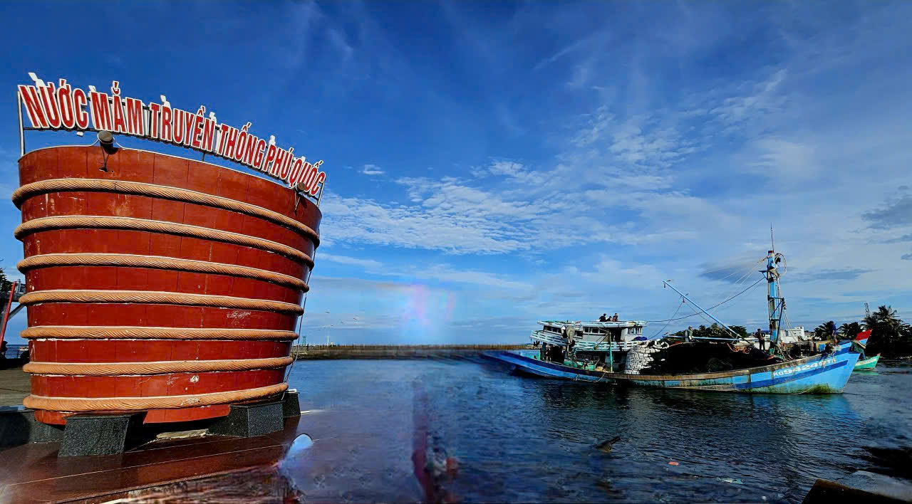 Biểu tượng nước mắm được đặt trang trọng tại cửa biển Dương Đông, Phú Quốc, Ảnh Hồng Lĩnh