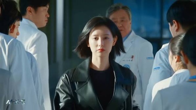 Kim Ji Won gây sốt với màn "lột xác" trong "Doctor X" - Ảnh 8. Kim Ji Won gây sốt với màn "lột xác" trong "Doctor X" - Ảnh 8.