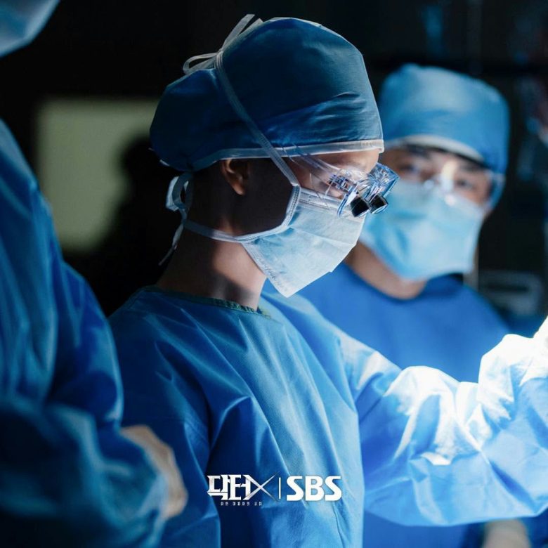 Kim Ji Won gây sốt với màn "lột xác" trong "Doctor X" - Ảnh 2. Kim Ji Won gây sốt với màn "lột xác" trong "Doctor X" - Ảnh 2.
