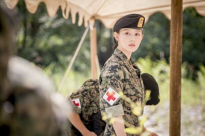 Kim Ji Won gây sốt với màn "lột xác" trong "Doctor X" - Ảnh 4. Kim Ji Won gây sốt với màn "lột xác" trong "Doctor X" - Ảnh 4.