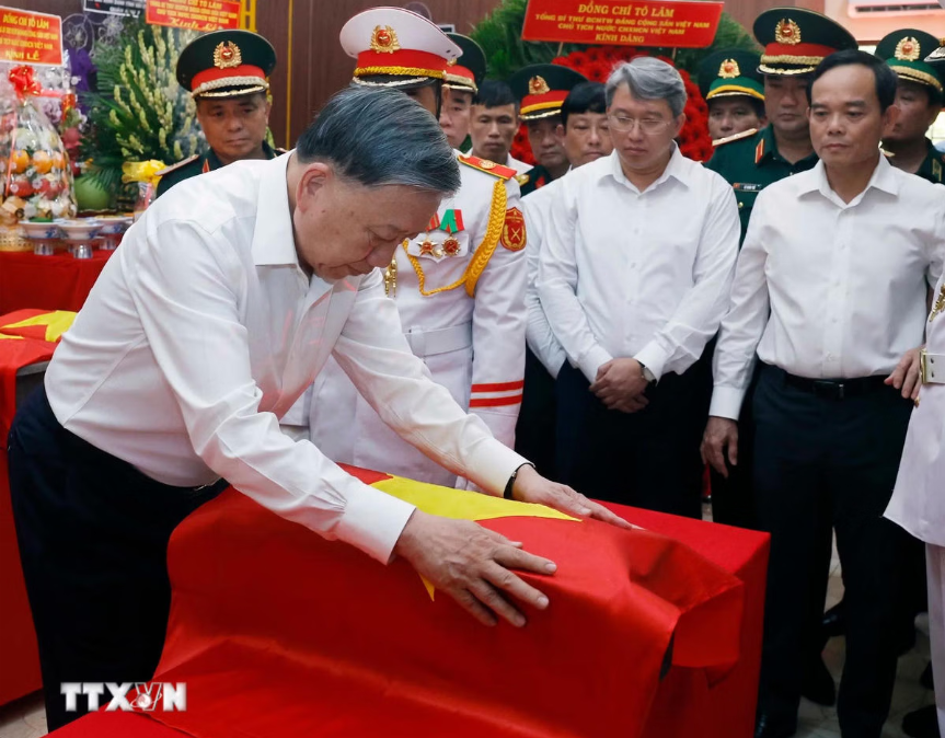 Lễ viếng, lễ truy điệu và an táng hài cốt liệt sĩ được tìm kiếm, quy tập tại công viên Lê Thị Riêng - Ảnh 3. Lễ viếng, lễ truy điệu và an táng hài cốt liệt sĩ được tìm kiếm, quy tập tại công viên Lê Thị Riêng - Ảnh 3.
