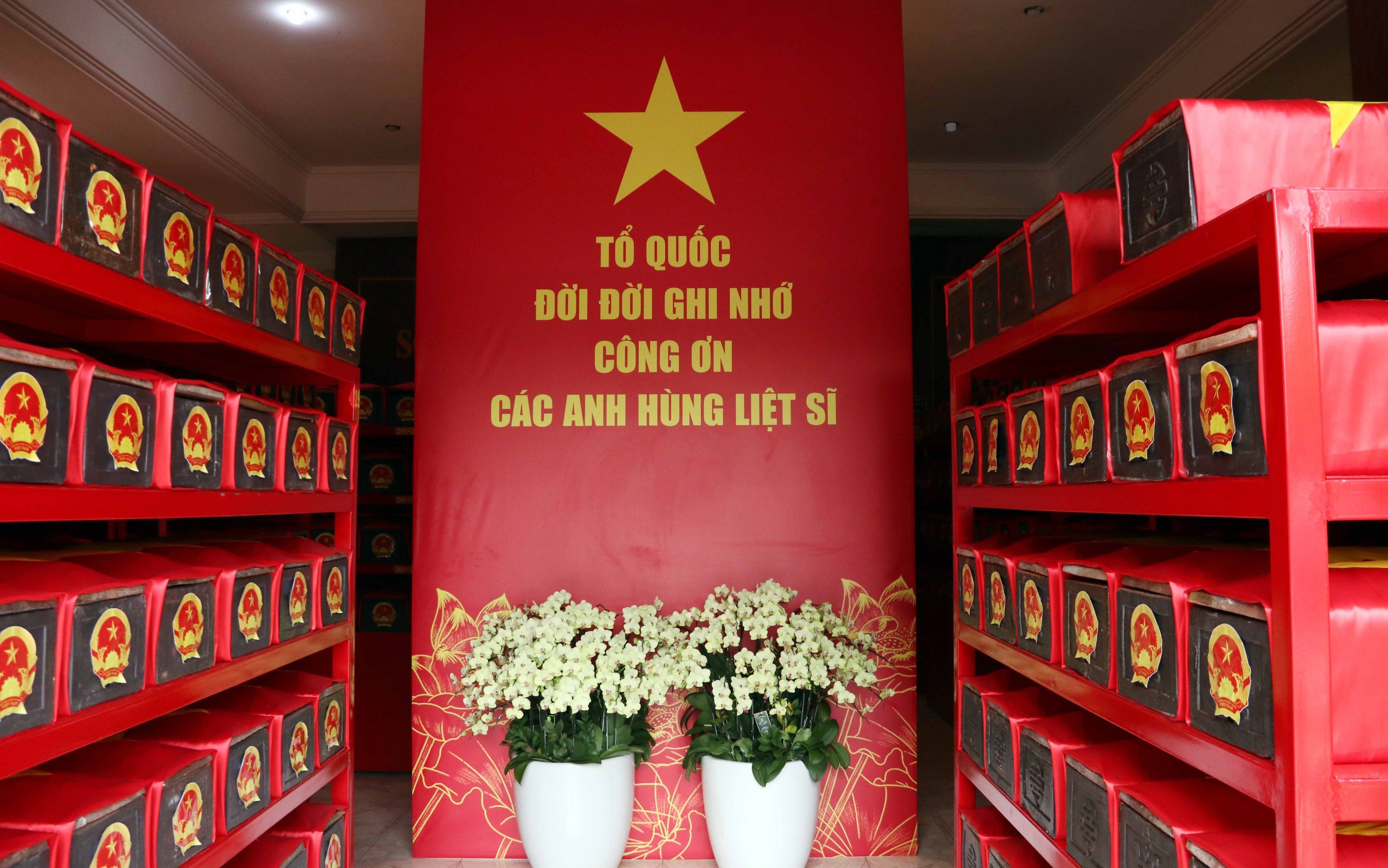 Lễ viếng, lễ truy điệu và an táng hài cốt liệt sĩ được tìm kiếm, quy tập tại công viên Lê Thị Riêng - Ảnh 1. Lễ viếng, lễ truy điệu và an táng hài cốt liệt sĩ được tìm kiếm, quy tập tại công viên Lê Thị Riêng - Ảnh 1.