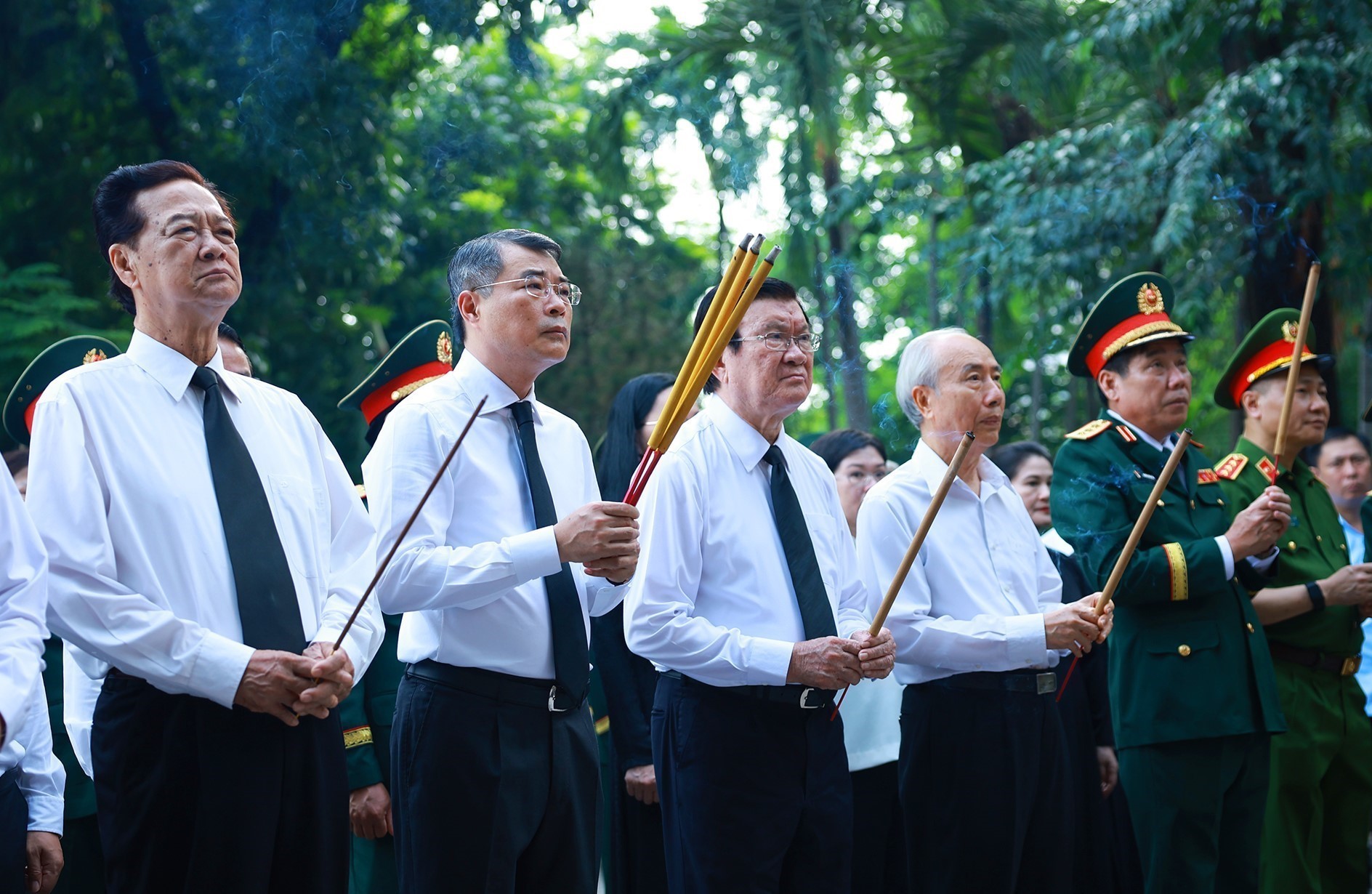 Lễ viếng, lễ truy điệu và an táng hài cốt liệt sĩ được tìm kiếm, quy tập tại công viên Lê Thị Riêng - Ảnh 4. Lễ viếng, lễ truy điệu và an táng hài cốt liệt sĩ được tìm kiếm, quy tập tại công viên Lê Thị Riêng - Ảnh 4.