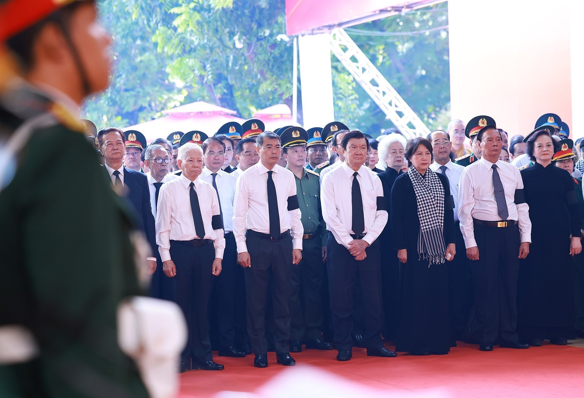 Lễ viếng, lễ truy điệu và an táng hài cốt liệt sĩ được tìm kiếm, quy tập tại công viên Lê Thị Riêng - Ảnh 6. Lễ viếng, lễ truy điệu và an táng hài cốt liệt sĩ được tìm kiếm, quy tập tại công viên Lê Thị Riêng - Ảnh 6.