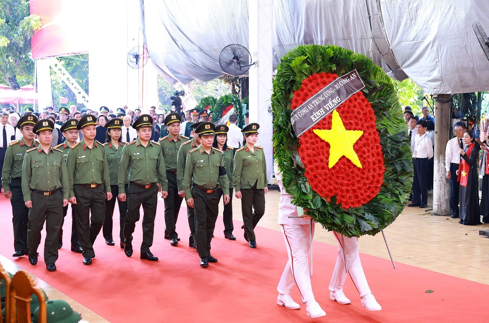 Lễ viếng, lễ truy điệu và an táng hài cốt liệt sĩ được tìm kiếm, quy tập tại công viên Lê Thị Riêng - Ảnh 12. Lễ viếng, lễ truy điệu và an táng hài cốt liệt sĩ được tìm kiếm, quy tập tại công viên Lê Thị Riêng - Ảnh 12.