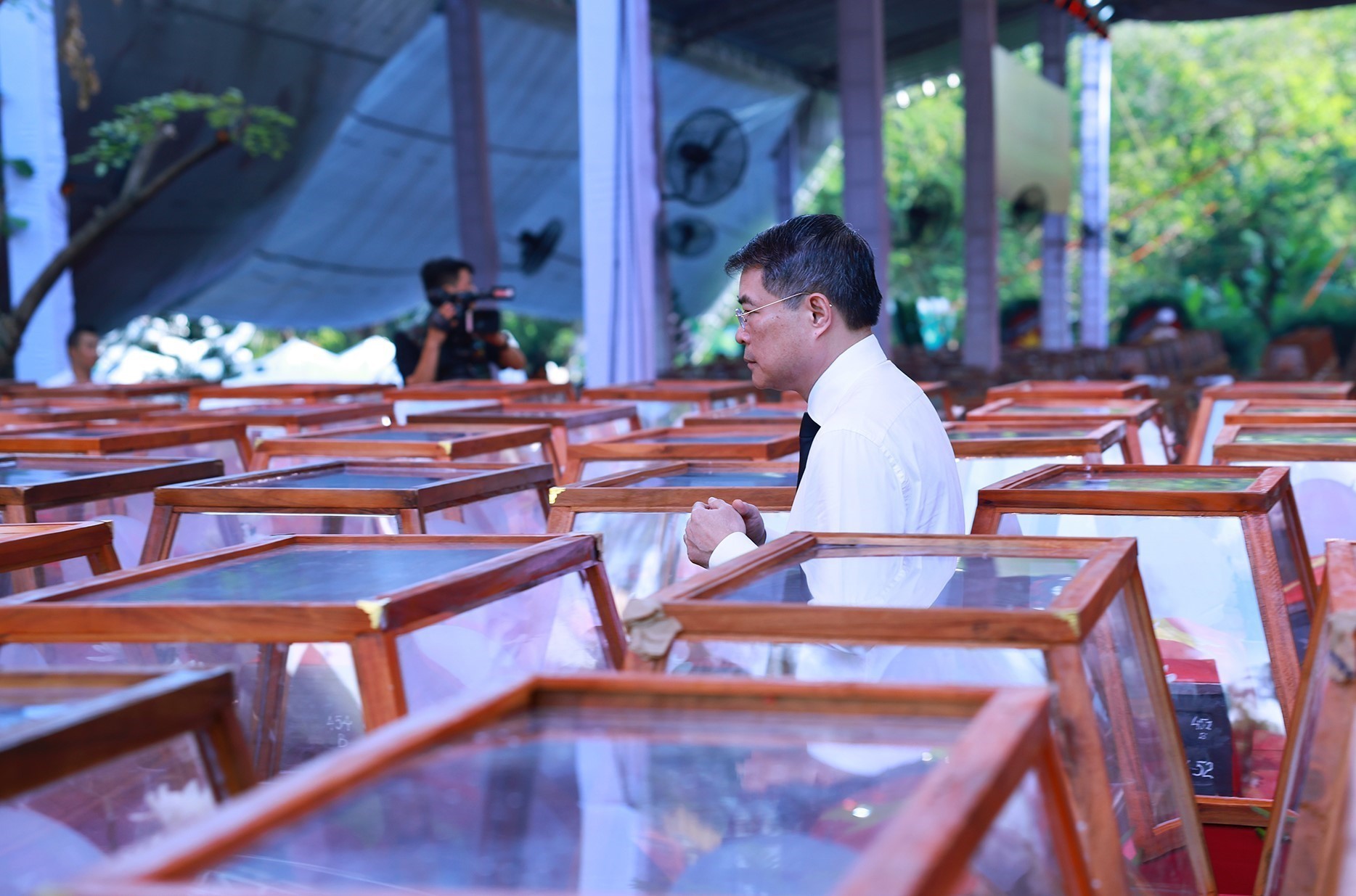 Lễ viếng, lễ truy điệu và an táng hài cốt liệt sĩ được tìm kiếm, quy tập tại công viên Lê Thị Riêng - Ảnh 4. Lễ viếng, lễ truy điệu và an táng hài cốt liệt sĩ được tìm kiếm, quy tập tại công viên Lê Thị Riêng - Ảnh 4.