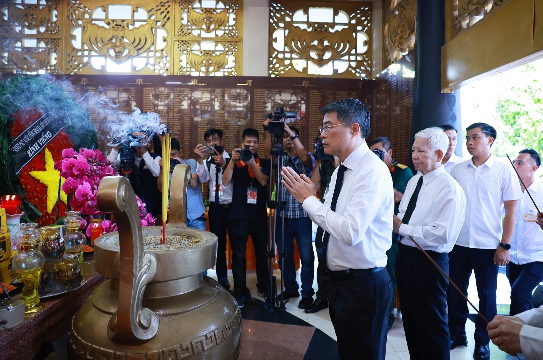 Lễ viếng, lễ truy điệu và an táng hài cốt liệt sĩ được tìm kiếm, quy tập tại công viên Lê Thị Riêng - Ảnh 3. Lễ viếng, lễ truy điệu và an táng hài cốt liệt sĩ được tìm kiếm, quy tập tại công viên Lê Thị Riêng - Ảnh 3.