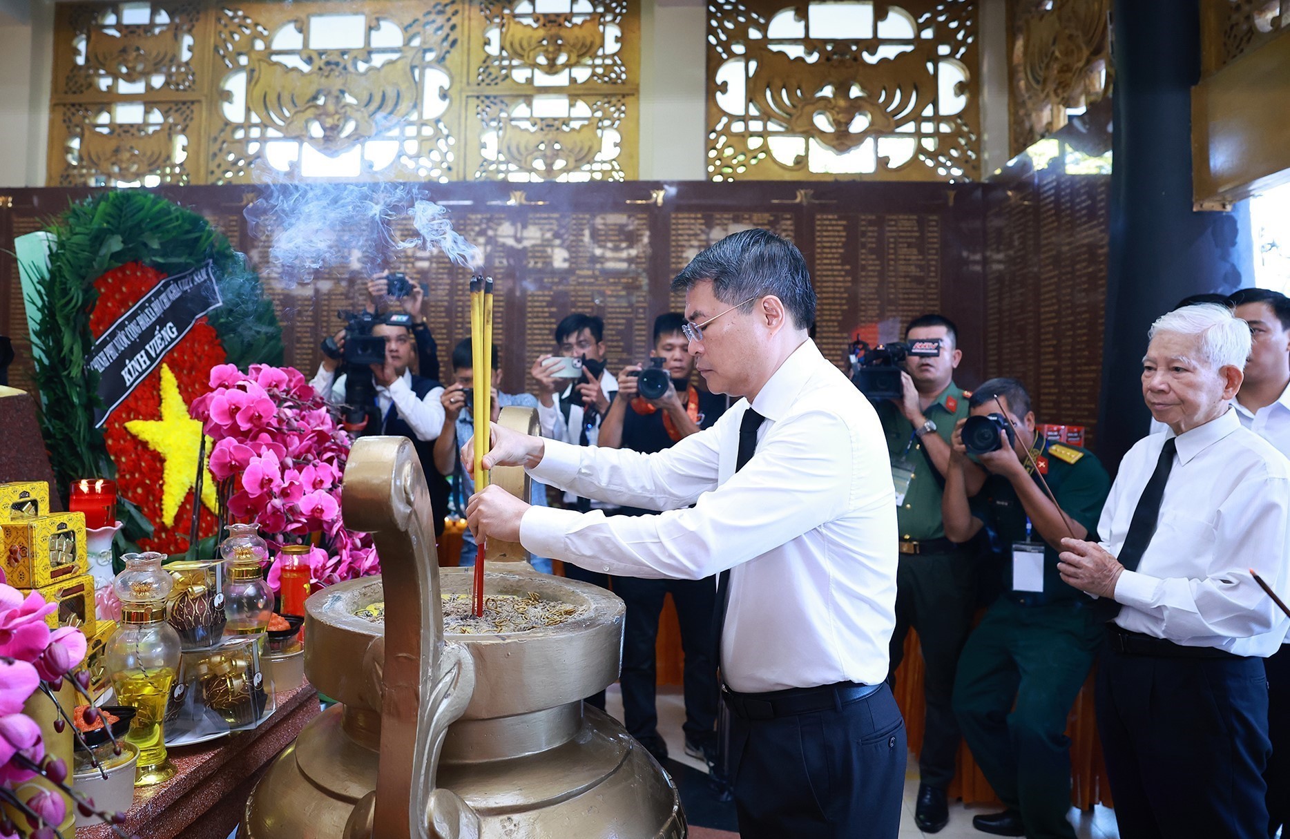 Lễ viếng, lễ truy điệu và an táng hài cốt liệt sĩ được tìm kiếm, quy tập tại công viên Lê Thị Riêng - Ảnh 2. Lễ viếng, lễ truy điệu và an táng hài cốt liệt sĩ được tìm kiếm, quy tập tại công viên Lê Thị Riêng - Ảnh 2.