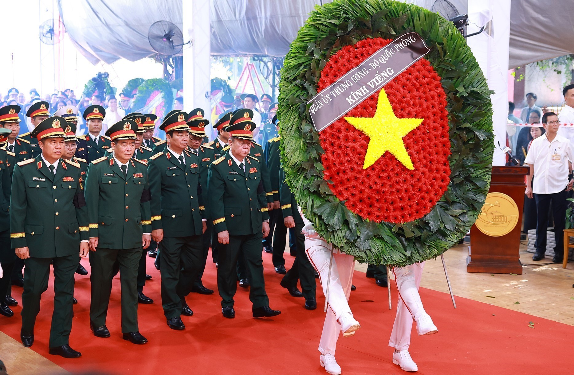 Lễ viếng, lễ truy điệu và an táng hài cốt liệt sĩ được tìm kiếm, quy tập tại công viên Lê Thị Riêng - Ảnh 10. Lễ viếng, lễ truy điệu và an táng hài cốt liệt sĩ được tìm kiếm, quy tập tại công viên Lê Thị Riêng - Ảnh 10.