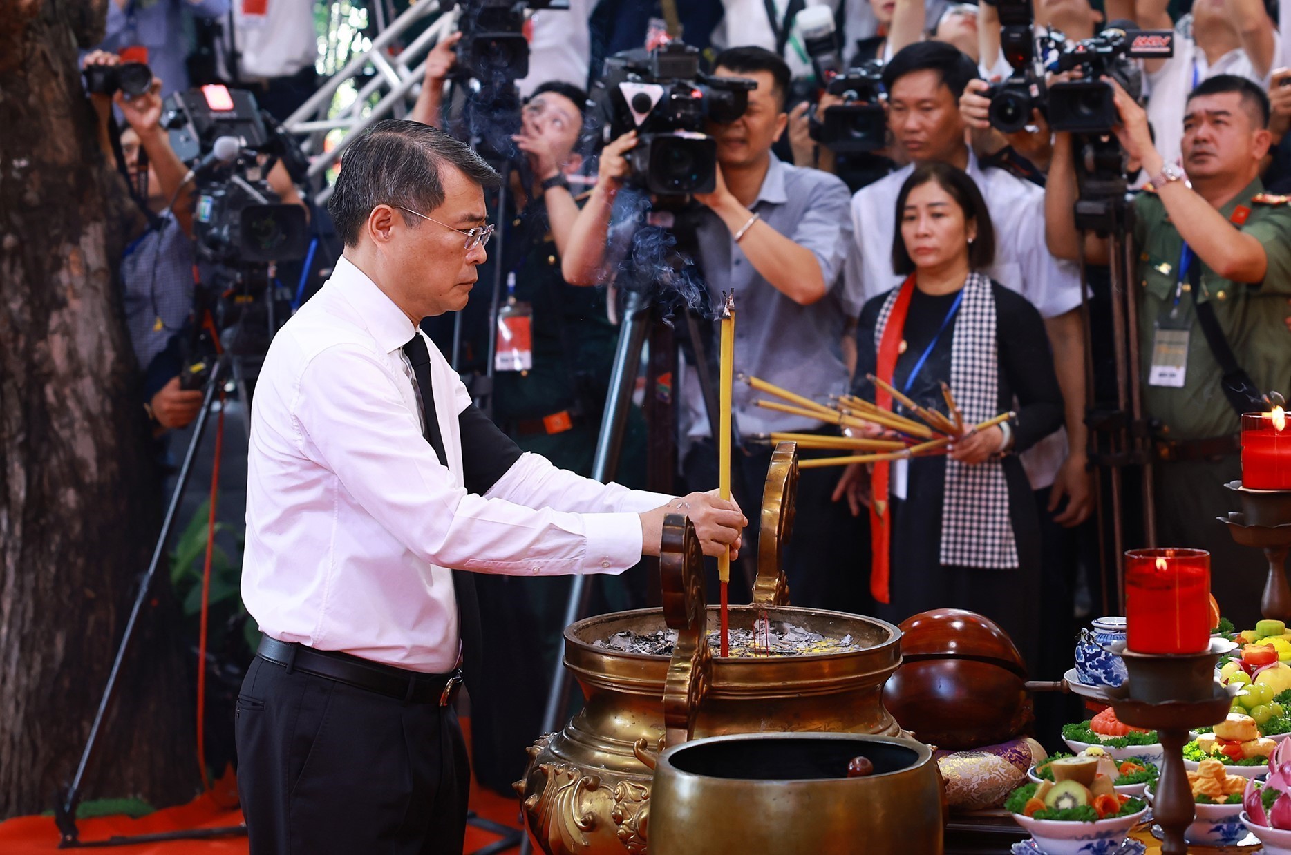 Lễ viếng, lễ truy điệu và an táng hài cốt liệt sĩ được tìm kiếm, quy tập tại công viên Lê Thị Riêng - Ảnh 6. Lễ viếng, lễ truy điệu và an táng hài cốt liệt sĩ được tìm kiếm, quy tập tại công viên Lê Thị Riêng - Ảnh 6.