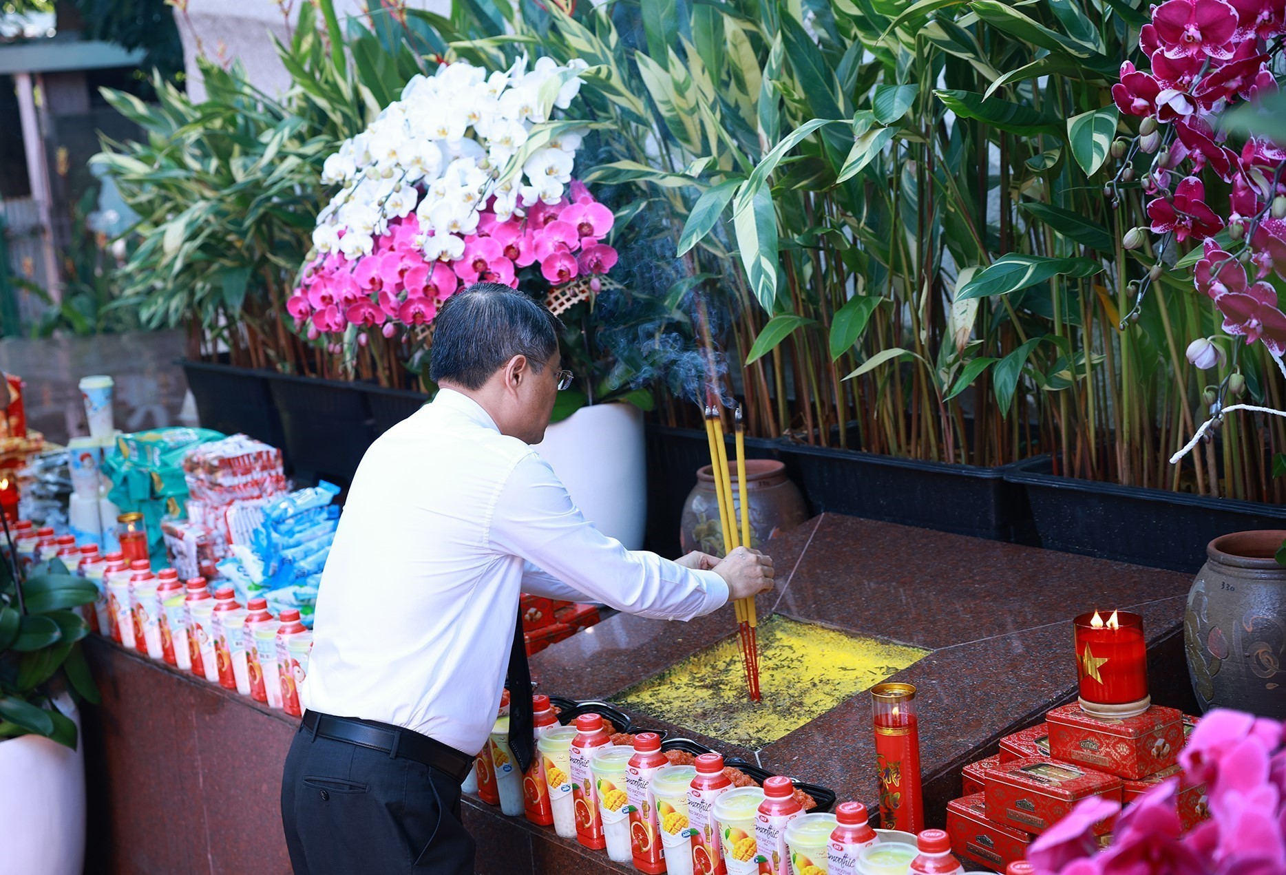 Lễ viếng, lễ truy điệu và an táng hài cốt liệt sĩ được tìm kiếm, quy tập tại công viên Lê Thị Riêng - Ảnh 5. Lễ viếng, lễ truy điệu và an táng hài cốt liệt sĩ được tìm kiếm, quy tập tại công viên Lê Thị Riêng - Ảnh 5.
