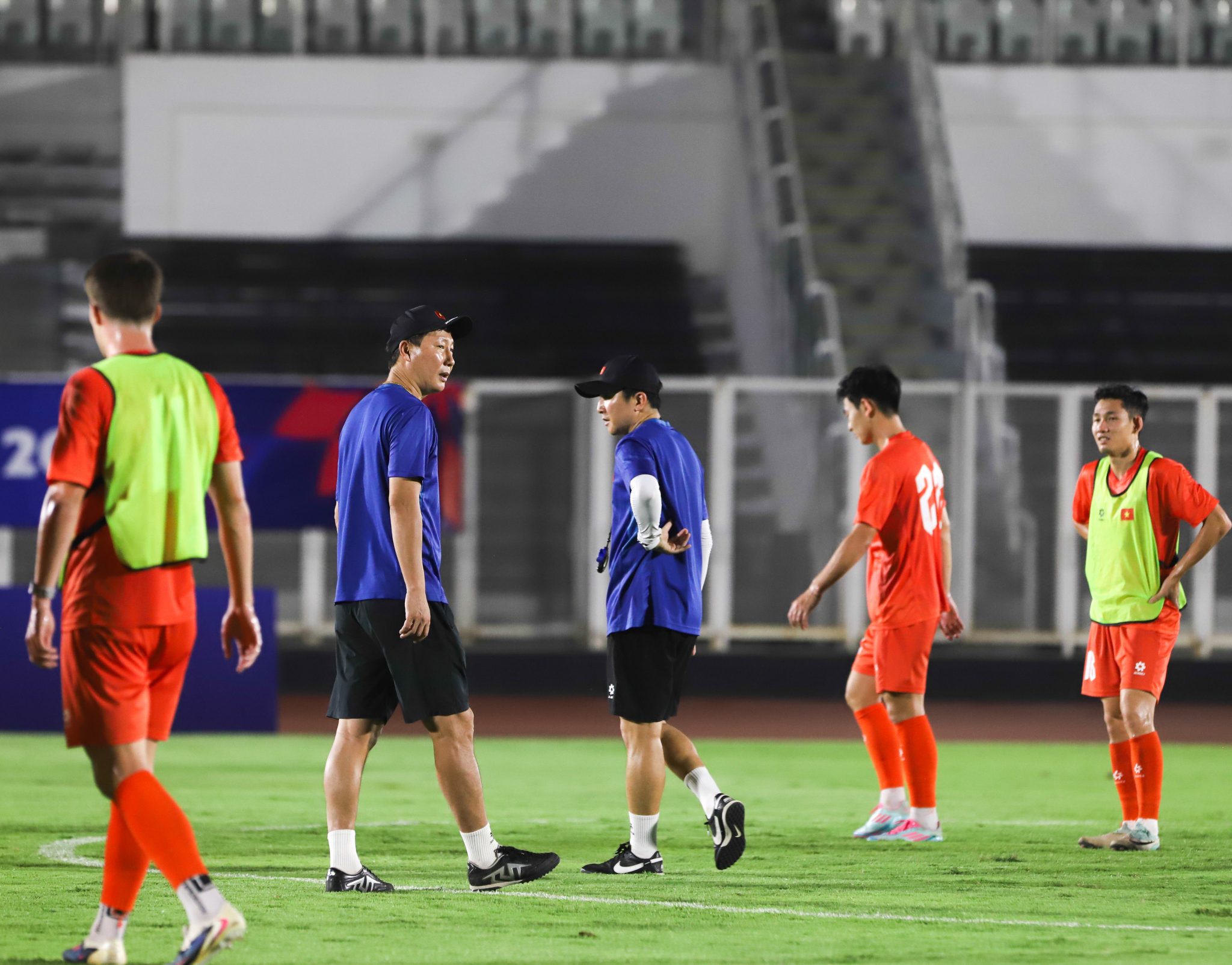 Tin nóng bóng đá Việt hôm nay 16/10: Đội tuyển Việt Nam chuẩn bị cho Asian Cup; U17 Việt Nam đá 5 trận giao hữu trước World Cup - Ảnh 1.