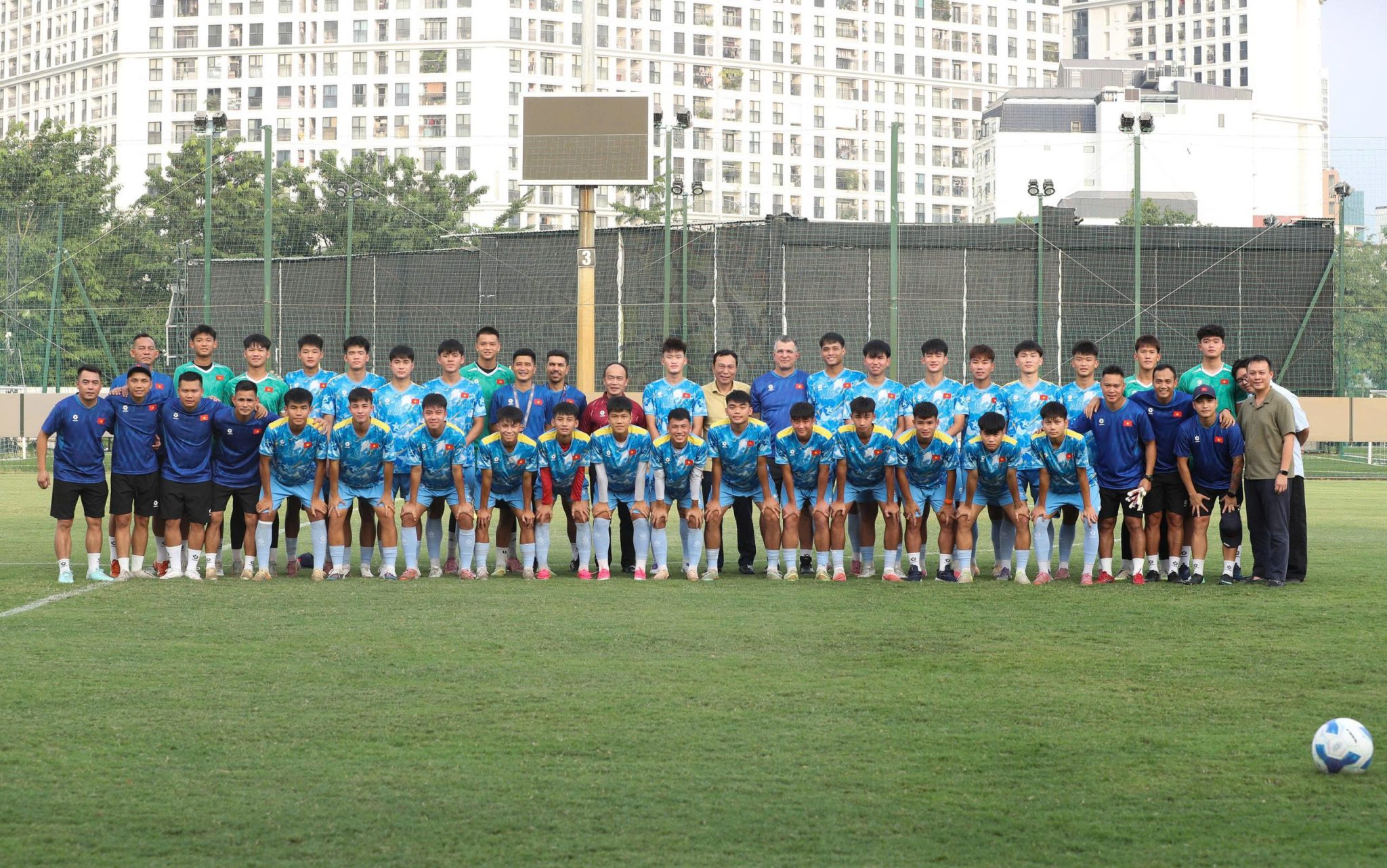 HLV Roland: 'U17 Việt Nam phải chiến đấu để tạo ra sự khác biệt' - Ảnh 2. HLV Roland: 'U17 Việt Nam phải chiến đấu để tạo ra sự khác biệt' - Ảnh 2.