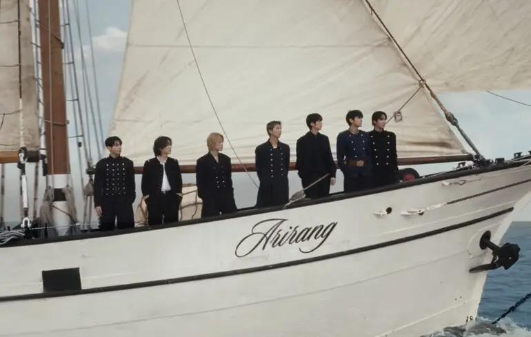 BTS trở thành nhóm nhạc đầu tiên trong lịch sử vượt mốc 10 tỷ lượt nghe trên Spotify trong một năm - Ảnh 3. BTS trở thành nhóm nhạc đầu tiên trong lịch sử vượt mốc 10 tỷ lượt nghe trên Spotify trong một năm - Ảnh 3.
