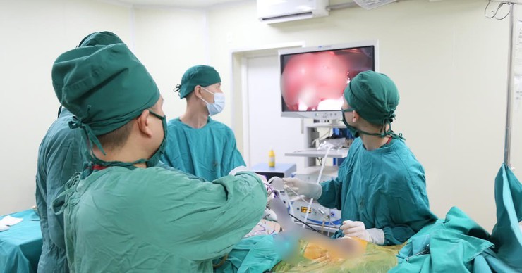 Bệnh viện Đa khoa Đức Giang phẫu thuật nội soi thành công khối u tuyến ức cho nam bệnh nhân 67 tuổi - Ảnh 1. Bệnh viện Đa khoa Đức Giang phẫu thuật nội soi thành công khối u tuyến ức cho nam bệnh nhân 67 tuổi - Ảnh 1.