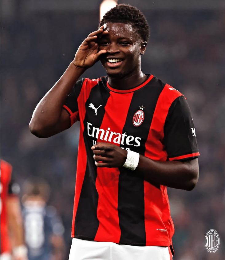 Tiền vệ Alphadjo Cisse tạo dấu mốc đáng nhớ trong lịch sử bóng đá Italy khi lập hat-trick giúp AC Milan đánh bại chủ nhà RB Salzburg với tỷ số 4-0 ở lượt hai vòng phân hạng Europa League ngày 15/10. Ảnh: C:B AC Milan Tiền vệ Alphadjo Cisse tạo dấu mốc đáng nhớ trong lịch sử bóng đá Italy khi lập hat-trick giúp AC Milan đánh bại chủ nhà RB Salzburg với tỷ số 4-0 ở lượt hai vòng phân hạng Europa League ngày 15/10. Ảnh: C:B AC Milan