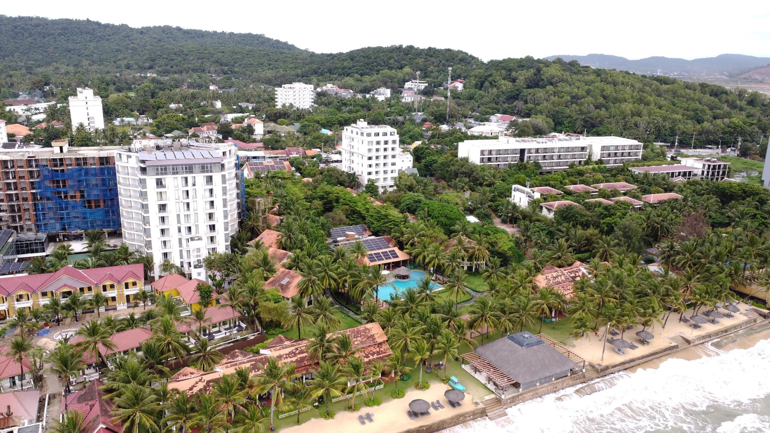 Những khu nghỉ dưỡng ven biển nằm giữa màu xanh của cây cối, tạo nên không gian nghỉ dưỡng đặc trưng của đảo Ngọc. Ảnh: TTXVN