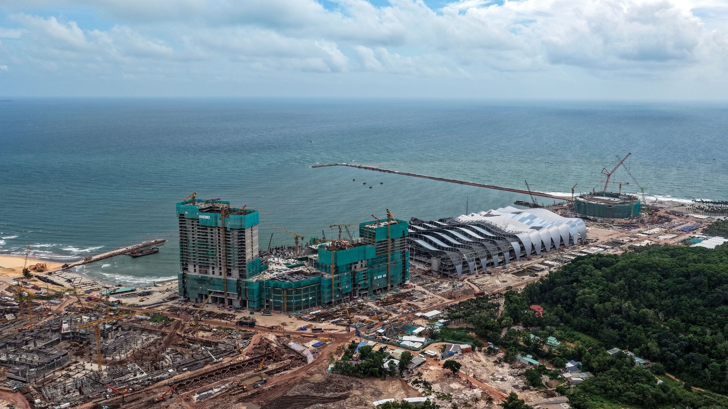 Tổ hợp Trung tâm Hội nghị và Triển lãm APEC gồm Nhà biểu diễn đa năng, Trung tâm Hội nghị và Triển lãm APEC và Công viên APEC. Ảnh: TTXVN