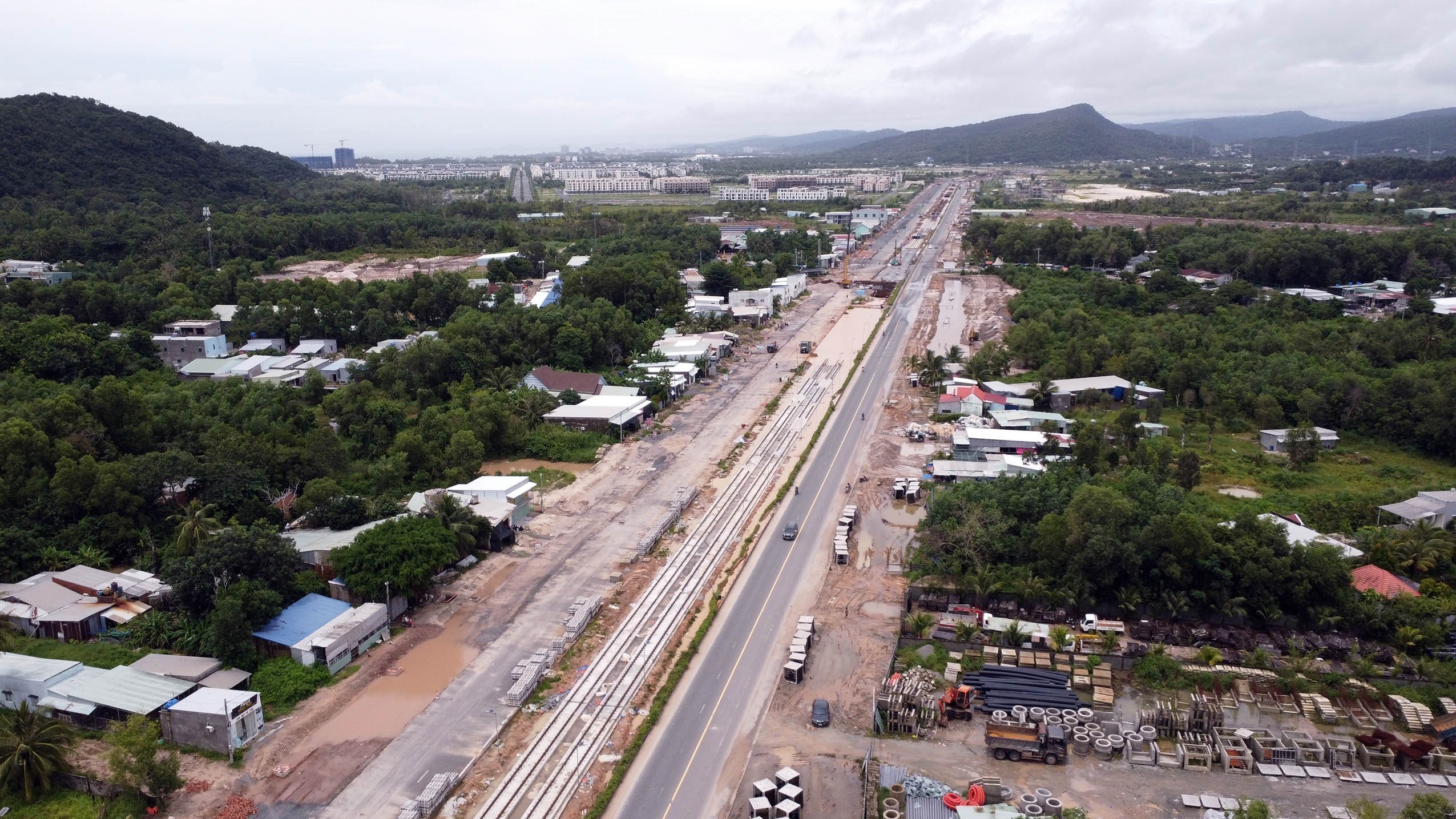 Dự án tuyến tàu điện đô thị (LRT) dài 17,59 km là mạch nối từ sân bay Phú Quốc về trung tâm hội nghị APEC ở Nam đảo. Toàn tuyến chạy dọc dải phân cách giữa của đường tỉnh ĐT.975, gồm 6 nhà ga. Ảnh: TTXVN