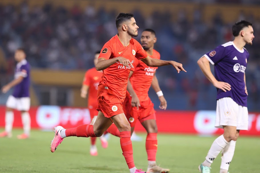 Leo Artur ghi bàn san bằng tỷ số 1-1 cho CAHN. Ảnh: Hoàng Linh