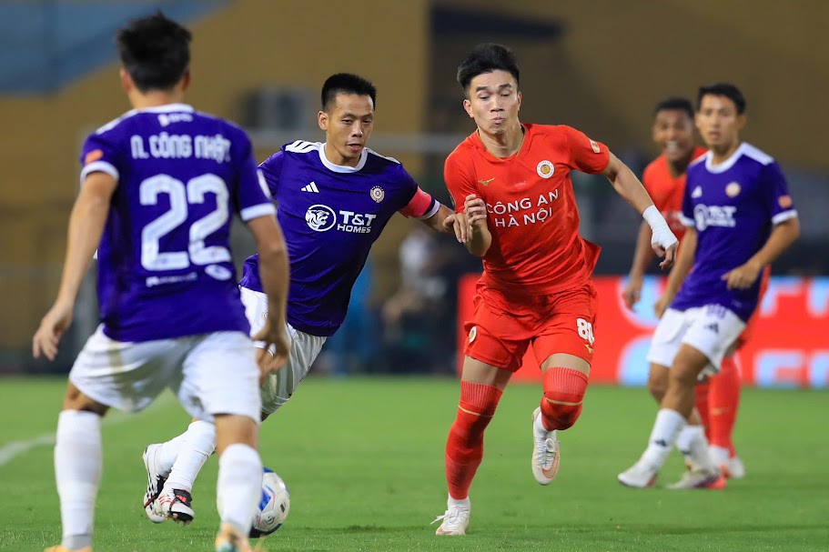 Những trận derby thủ đô luôn diễn ra quyết liệt. Ảnh: Hoàng Linh