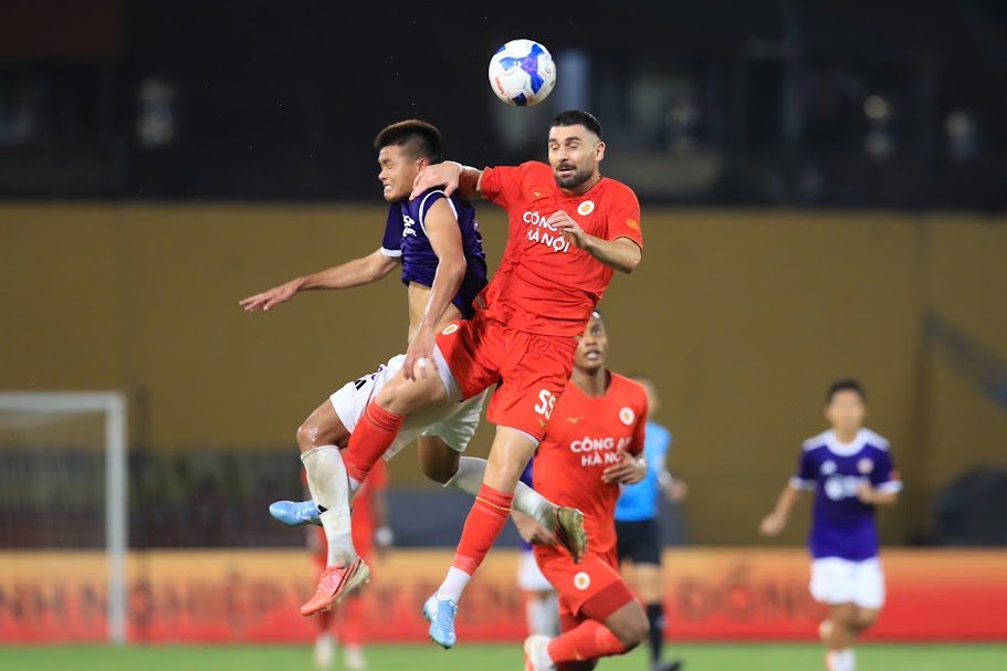 Hà Nội FC đánh bại CAHN (áo đỏ) với tỷ số 2-1 trong trận derby thủ đô ở vòng 4 V-League. Ảnh: Hoàng Linh Hà Nội FC đánh bại CAHN (áo đỏ) với tỷ số 2-1 trong trận derby thủ đô ở vòng 4 V-League. Ảnh: Hoàng Linh