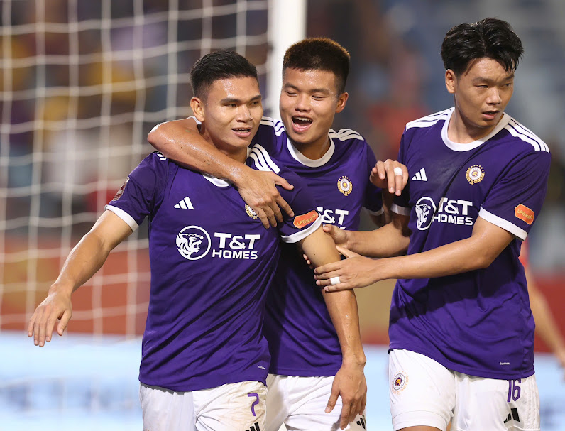 Hà Nội FC gây nhiều khó khăn cho CLB CAHN sau khi có bàn thắng dẫn trước của Xuân Mạnh. Ảnh: Hoàng Linh