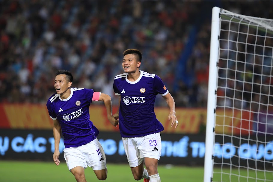 Văn Tùng ghi bàn giúp Hà Nội FC dẫn trước CAHN với tỷ số 2-1. Ảnh: Hoàng Linh