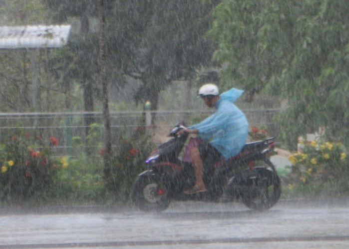 Mưa to cục bộ trên đất liền và gió giật mạnh trên nhiều vùng biển - Ảnh 1. Mưa to cục bộ trên đất liền và gió giật mạnh trên nhiều vùng biển - Ảnh 1.
