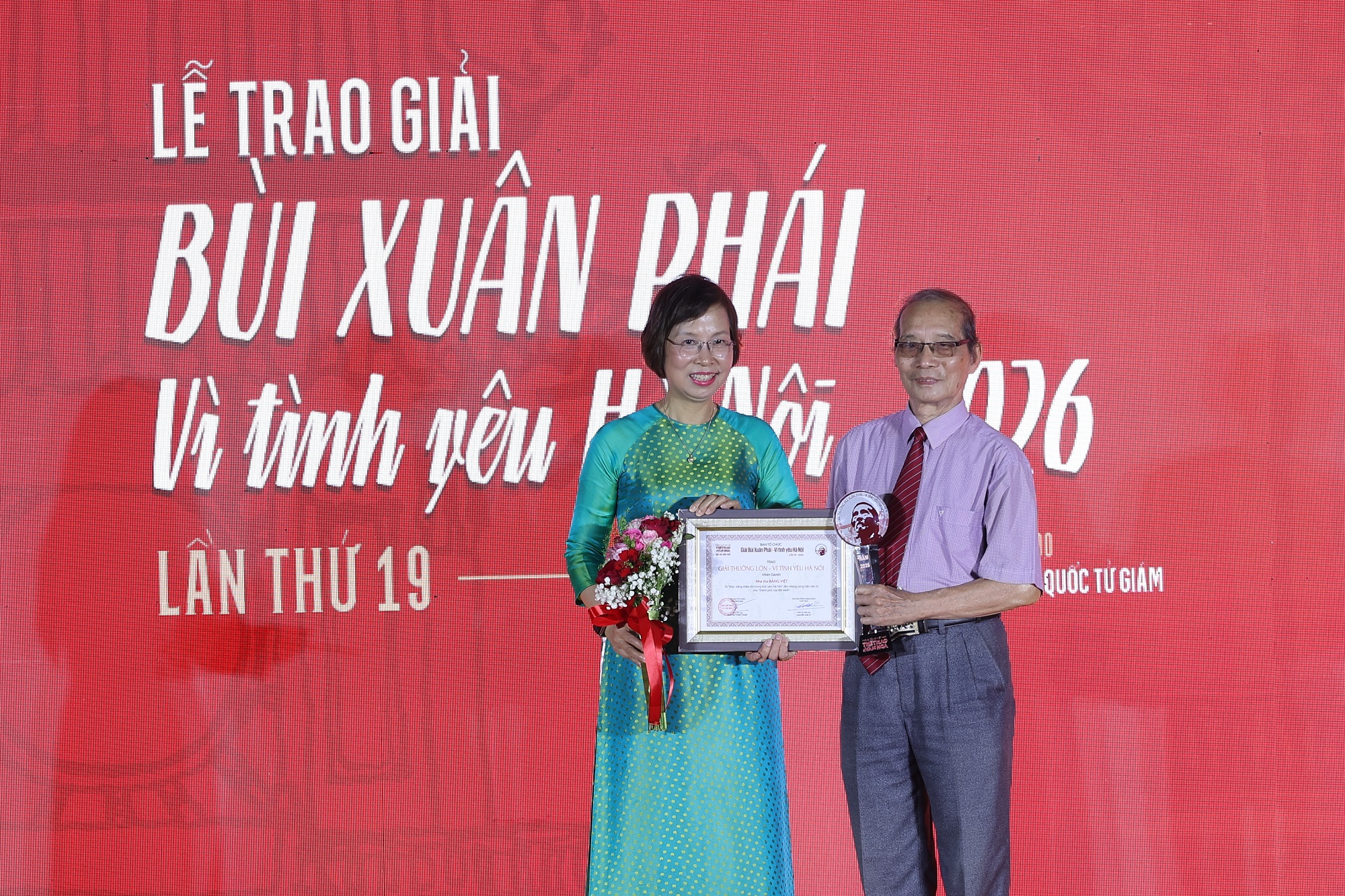 Nhà thơ Bằng Việt nhận Giải thưởng Lớn. Ảnh: Hòa Nguyễn