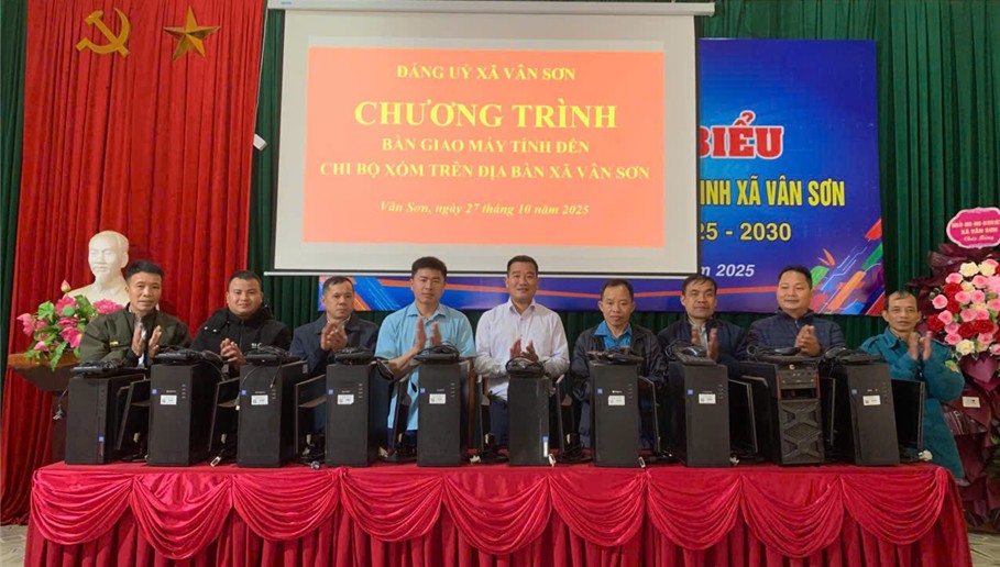 Đảng ủy xã Vân Sơn tổ chức bàn giao máy tính cho các chi bộ xóm, góp phần nâng cao năng lực ứng dụng công nghệ thông tin và đẩy mạnh chuyển đổi số ở cơ sở
